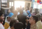 फर्रुखाबाद: हॉस्पिटल की OT के अंदर बंद मिले कई लड़के, बताए जा रहे डॉक्टर के गुंडे