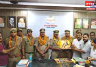 औरैया: चोरी का खुलासा करने पर SHO का सम्मान, पुलिस टीम को पहनाई माला; भेंट किया स्मृति चिन्ह
