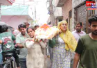 अलीगढ़: बेटियों ने पिता को अंतिम यात्रा में कांधा देकर दी मुखाग्नि, लोगों की आंखें हुई नम