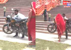 प्रतापगढ़ मंदिर घाट पर दंपत्ति का खतरनाक स्टंट, फिल्मी स्टाइल में बनाई रील
