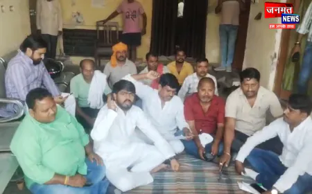 अयोध्या: कूड़ा कलेक्शन व्यवस्था पर नगर निगम पार्षदों ने दिया धरना, फर्म को ब्लैकलिस्ट करने की मांग