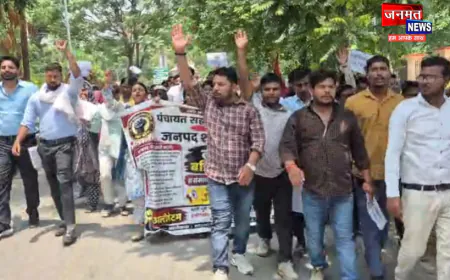 कुशीनगर में पंचायत सहायकों का जोरदार प्रदर्शन, 5 सूत्रीय मांगो को लेकर दिया धरना; सौंपा ज्ञापन