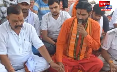हाथरस: स्वास्थ्य सुविधाओं को लेकर फूटा लोगों का आक्रोश, बैठे अनिश्चितकालीन धरने पर
