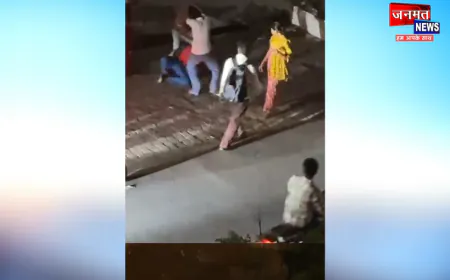 उरई: पुलिस चौकी से चंद कदम दूर युवकों का तांडव, लाठी-डंडो से मारपीट का वीडियो वायरल