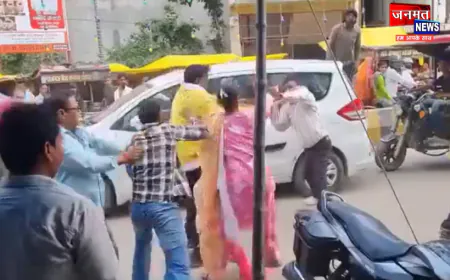 प्रतापगढ़: बाइक खड़ी करने को लेकर दो पक्षों में हिंसक झड़प, वीडियो वायरल; पुलिस कर रही जांच