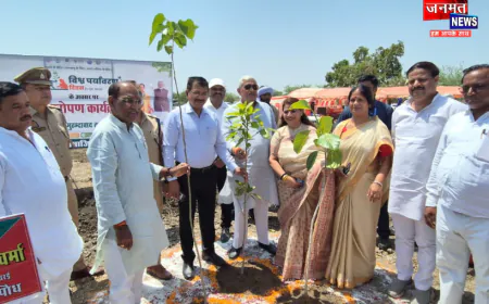 उरई: जनप्रतिनिधियों, अधिकारियों व ग्रामवासियों ने लिया पर्यावरण संरक्षण का संकल्प; वृक्षों को बताया भावी पीढ़ियों की अमूल्य धरोहर