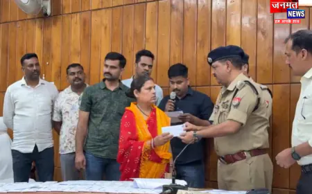 बहराइच: गुम मोबाइल मिलने पर खिले सैकड़ों परिवारों के चेहरे, SP ने 101 लोगों को सौंपे उनके फोन