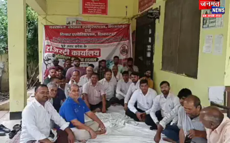 बुलंदशहर: दस्तावेज लेखकों व अधिवक्ताओं का धरना में दूसरे दिन भी रहा जारी, ई रजिस्ट्री प्रणाली जमकर विरोध