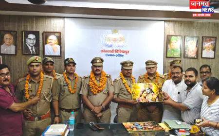 औरैया: चोरी का खुलासा करने पर SHO का सम्मान, पुलिस टीम को पहनाई माला; भेंट किया स्मृति चिन्ह