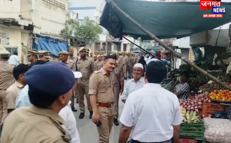 संभल: मोहर्रम से पहले डीएम और एसपी ने निकाला फ्लैग मार्च, शांति व्यवस्था बनाए रखने की अपील