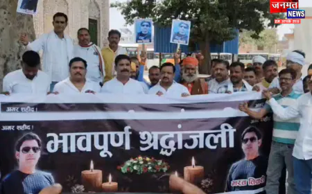 फर्रुखाबाद शहर में जुलूस निकाल कर बिहार सरकार का विरोध, जिलाधिकारी को सौंपा ज्ञापन