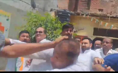 अलीगढ में कांग्रेस पार्टी की प्रेस कॉन्फ्रेंस में बाहरी व्यक्ति ने घुसकर की मारपीट, वीडियो वायरल