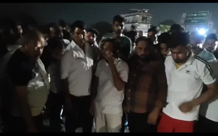 बुलंदशहर: दो अनियंत्रित ट्रकों ने बाइक सवार को कुचला, नाराज़ ग्रामीणों ने हाईवे पर लगाया जाम