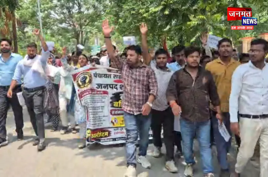 कुशीनगर में पंचायत सहायकों का जोरदार प्रदर्शन, 5 सूत्रीय मांगो को लेकर दिया धरना; सौंपा ज्ञापन