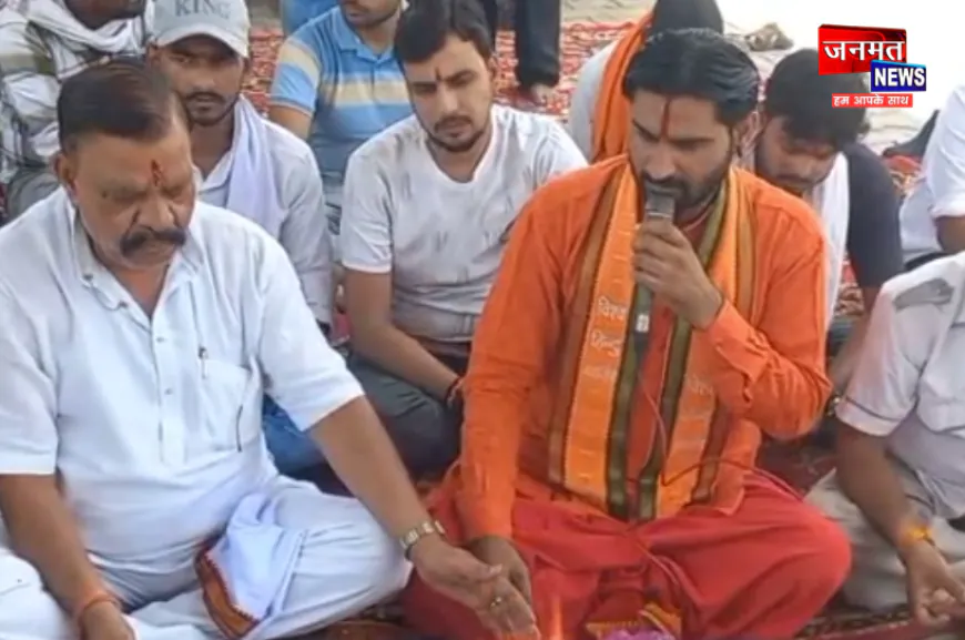 हाथरस: स्वास्थ्य सुविधाओं को लेकर फूटा लोगों का आक्रोश, बैठे अनिश्चितकालीन धरने पर