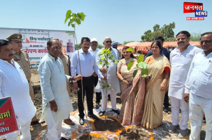 उरई: जनप्रतिनिधियों, अधिकारियों व ग्रामवासियों ने लिया पर्यावरण संरक्षण का संकल्प; वृक्षों को बताया भावी पीढ़ियों की अमूल्य धरोहर