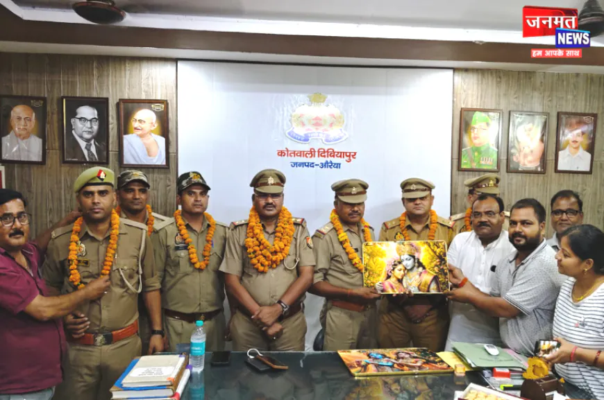 औरैया: चोरी का खुलासा करने पर SHO का सम्मान, पुलिस टीम को पहनाई माला; भेंट किया स्मृति चिन्ह