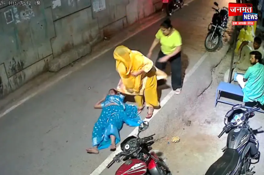 फर्रुखाबाद: तेज रफ्तार बाइक सवार ने महिला को मारी टक्कर, राहगीरों ने पकड़कर किया पुलिस के हवाले