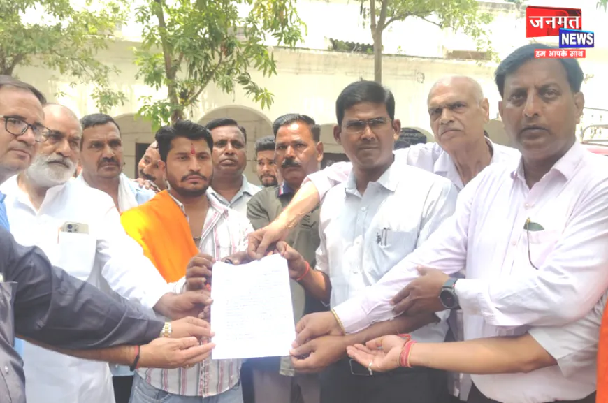 मुजफ्फरनगर: हिंदू बस्ती में दूसरे समुदाय को मकान बिक्री का विरोध, जिलाधिकारी को सौंपा ज्ञापन