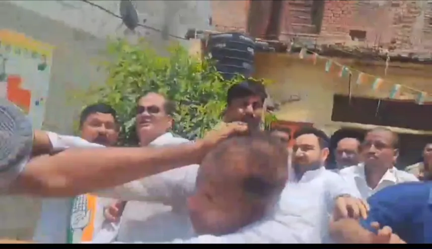अलीगढ में कांग्रेस पार्टी की प्रेस कॉन्फ्रेंस में बाहरी व्यक्ति ने घुसकर की मारपीट, वीडियो वायरल