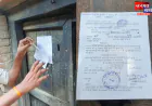 बहराइच में फरार अभियुक्तों के घर पहुंची पुलिस, दरवाजों पर चस्पा की गई कुर्की की नोटिस