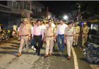 उरई: सुरक्षा व्यवस्था को लेकर डीएम-एसपी का फ्लैग मार्च, रेलवे स्टेशन से सर्राफा बाजार तक किया पैदल गश्त