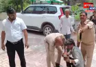 एटा कलेक्ट्रेट के बाहर युवक ने किया आत्महत्या का प्रयास, ड्यूटी पर तैनात पुलिस कर्मियों ने बचाया