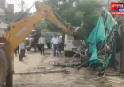 प्रतापगढ़ रेलवे स्टेशन पर चला अतिक्रमण हटाओ अभियान, खाली कराए गए सड़क और फुटपाथ