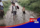 हाथरस: बरसात के चलते रास्ता बना दलदल, स्कूली बच्चों व ग्रामीणों को आवागमन में हो रही कठिनाई