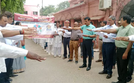 बलिया में संचारी रोग नियंत्रण अभियान का आगाज, डीएम ने दिलाई शपथ; जागरूकता रैली को दिखाई हरी झंडी
