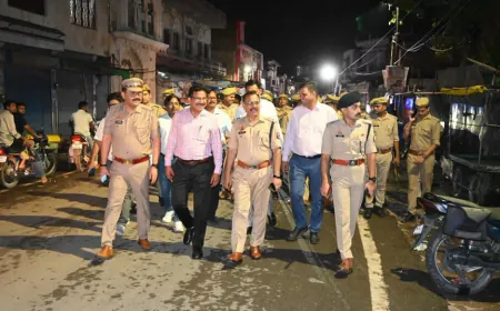 उरई: सुरक्षा व्यवस्था को लेकर डीएम-एसपी का फ्लैग मार्च, रेलवे स्टेशन से सर्राफा बाजार तक किया पैदल गश्त
