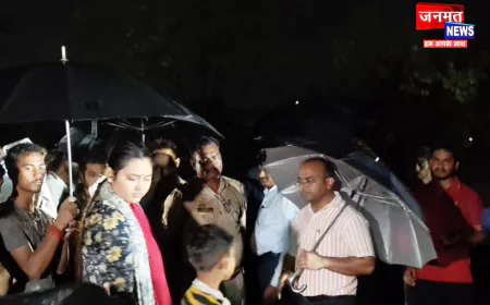 बांदा: जलभराव की समस्या को लेकर ग्रामीण पहुंचे डीएम आवास, घरों में पानी घुसने से नहीं जल पाए चूल्हे