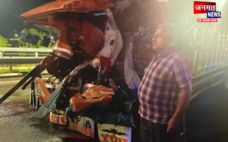 उरई: बुंदेलखंड एक्सप्रेस-वे के कैथेरी टोल प्लाजा के पास डीसीएम-ट्रक की टक्कर, दो लोगों की मौत
