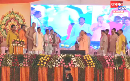 कुशीनगर पहुंचे मुख्यमंत्री योगी आदित्यनाथ, 525 करोड़ की 464 परियोजनाओं का करेंगे लोकार्पण और शिलान्यास