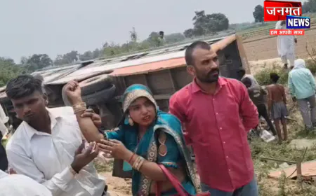 हरदोई में खड़े ट्रक से टकराकर पलटी रोडवेज बस, मची अफरा-तफरी; नहीं हुआ बड़ा हादसा