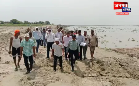 बलिया: घाघरा कटान का डीएम ने किया औचक निरीक्षण, बोले- हर हाल में बचाना है महाराजपुर गांव