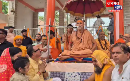 ज्योतिष पीठ के शंकराचार्य स्वामी अविमुक्तेश्वरानंद पहुंचे अयोध्या, चढ़ावा चोरी को लेकर साधा निशाना