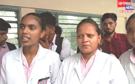 शाहजहांपुर मेडिकल कॉलेज में डायलिसिस छात्राओं से मारपीट, कार्रवाई की मांग को लेकर धरने पर बैठीं छात्राएं