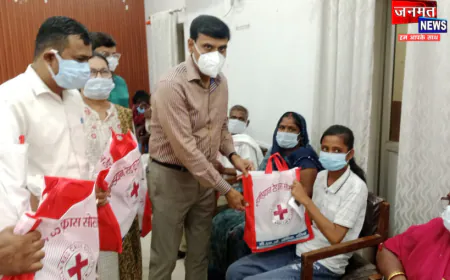 बलिया: डीएम ने 50 टीबी मरीजों को वितरित की पोषण पोटली, नियमित इलाज अपनाने की अपील