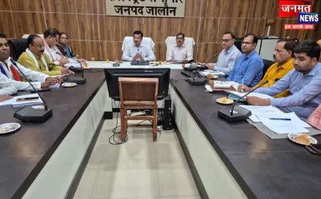 उरई: मतदेय स्थलों के पुनर्गठन पर डीएम की सर्वदलीय बैठक, 9 आपत्तियां स्वीकृत; बनेंगे 5 नए मतदेय स्थल