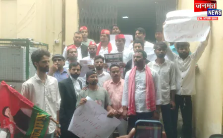 प्रतापगढ़: जौहर यूनिवर्सिटी पर कार्रवाई के विरोध में सपा का प्रदर्शन, खून से लिखा ज्ञापन सौंपा