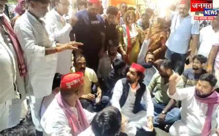 अखिलेश यादव और राहुल गांधी की गिरफ्तारी का विरोध, प्रतापगढ़ में सपा का धरना-प्रदर्शन