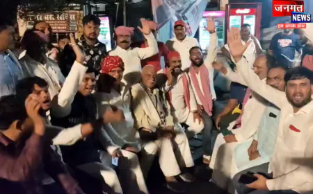 अयोध्या में सपा ने किया विरोध प्रदर्शन, दिल्ली पुलिस की कार्रवाई को बताया गैरकानूनी