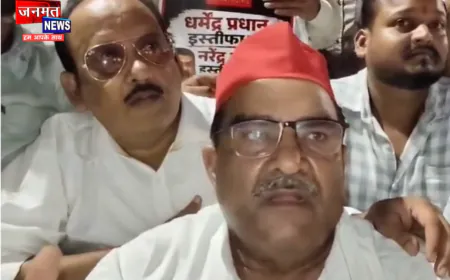 बहराइच में सड़क पर उतरे सपा नेता व कार्यकर्ता, अखिलेश यादव को हिरासत में लिए जाने का विरोध