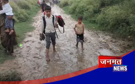 हाथरस: बरसात के चलते रास्ता बना दलदल, स्कूली बच्चों व ग्रामीणों को आवागमन में हो रही कठिनाई