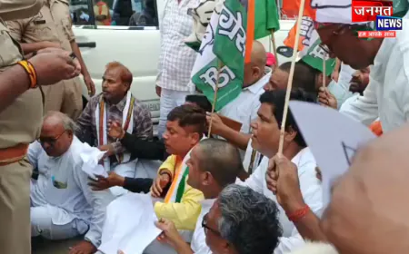 चन्दौली: छात्रों पर कथित लाठीचार्ज के विरोध में कांग्रेस का प्रदर्शन, शिक्षा मंत्री के इस्तीफे की मांग