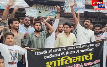 छात्रों पर हुए कथित लाठीचार्ज के विरोध में औरैया में प्रदर्शन, काली पट्टी बांधकर निकाला शांतिमार्च