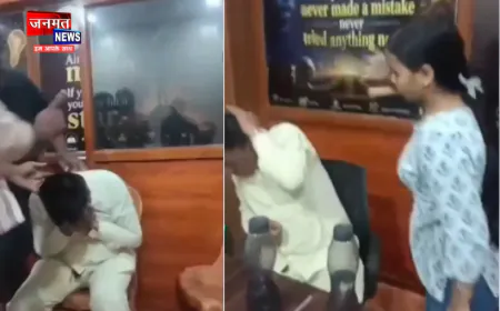 कुशीनगर: मनचले टीचर ने छात्रा से की छेड़खानी, छात्रा व कई अन्य लोगों ने चप्पल से पीटा
