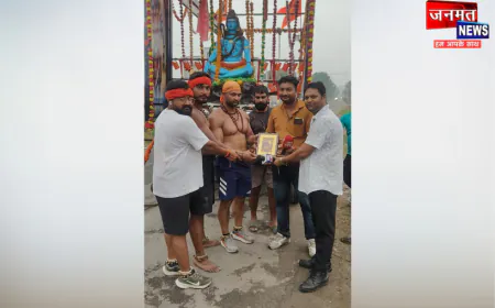 शिवभक्तों ने जनमत न्यूज के संवाददाता संजय कुमार को किया सम्मानित, भेंट की भगवान शिव की दिव्य चित्रकला