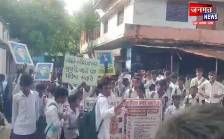 फतेहपुर में दिल्ली की तर्ज पर छात्र आंदोलन, अव्यवस्थाओं के खिलाफ तख्तियाँ लेकर विद्यालय गेट पर प्रदर्शन
